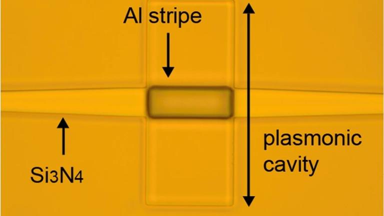 Chip eletrnico-fotnico  fabricado com tecnologia industrial