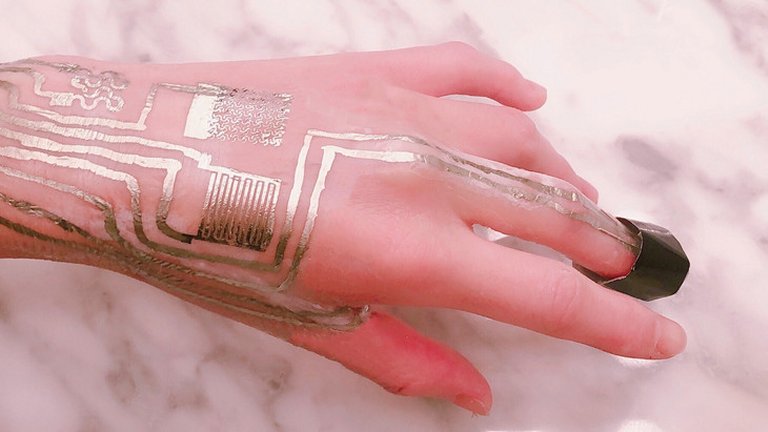 Circuitos eletrnicos impressos na pele saem com gua quente