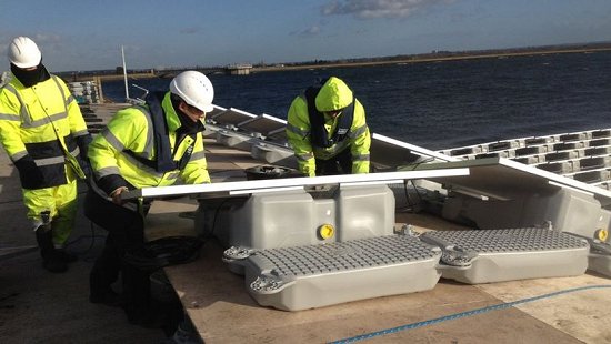 Usinas solares comeam a flutuar pelo mundo