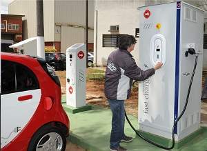 Eletroposto para abastecer carros elétricos é inaugurado em SP