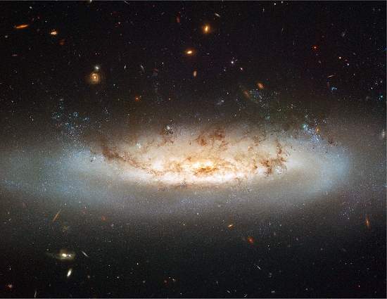Hubble fotografa galxia se desmontando