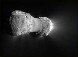 Sonda da NASA sobrevoa cometa Hartley 2