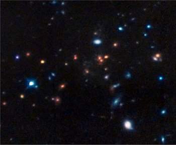 Enxame de galáxias distante e evoluído desafia teorias