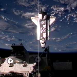 Endeavour atraca-se  Estao Espacial Internacional