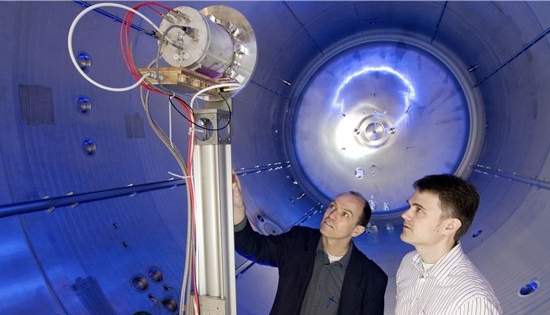 Túnel espacial simula espaço para testar propulsão elétrica