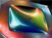 Plsticos capazes de mudar de cor parecem-se com opalas artificiais