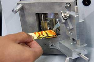 Impresso digital qumica revela falsificaes em produtos e documentos