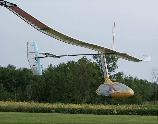 Ornitóptero: Avião movido a pedal voa batendo asas