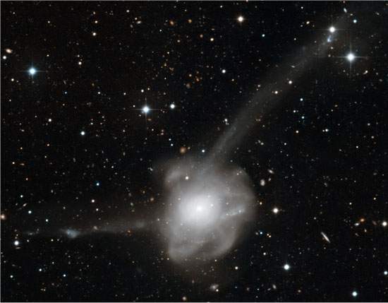 Galáxia Átomos pela Paz mostra colisão galáctica em ação