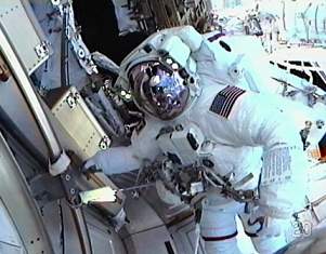 Astronautas do Endeavour fazem primeira caminhada espacial