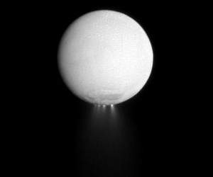Lua de Saturno faz chover no planeta dos anéis