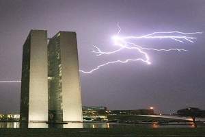 Rede de detecção de raios e tempestades será expandida para todo o Brasil