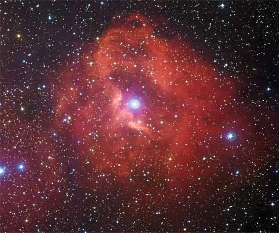 Nebulosa escarlate s pode ser vista  distncia