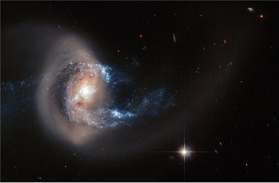 Hubble mostra efeitos dramticos de fuso de galxias