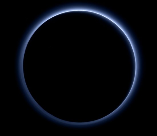 Pluto: um plido ponto negro com bordas azuladas