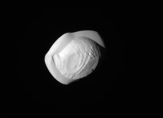 Cassini revela estranho formato da lua Pã