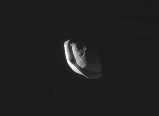 Cassini revela estranho formato da lua P