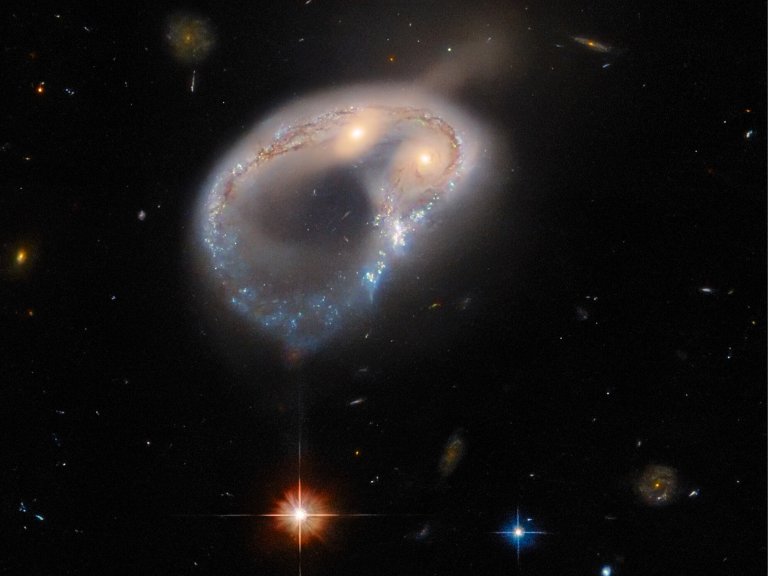 Hubble fotografa anel csmico com duas prolas galcticas