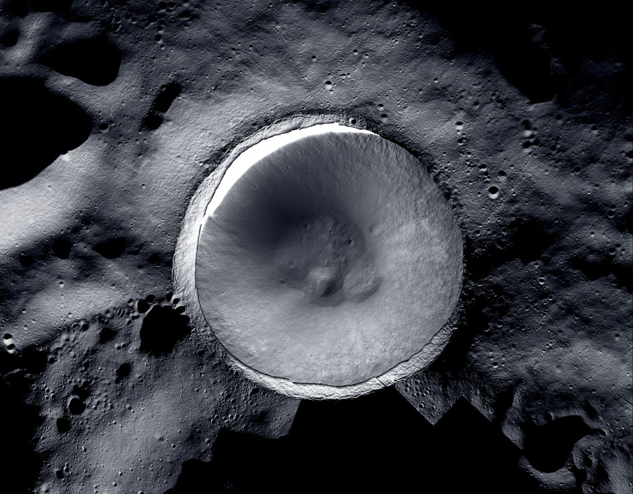 NASA revela imagem completa de cratera escura no Plo Sul da Lua