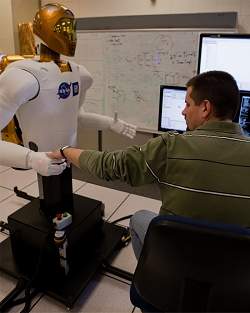 NASA e GM juntam-se para transformar Robonauta em rob operrio