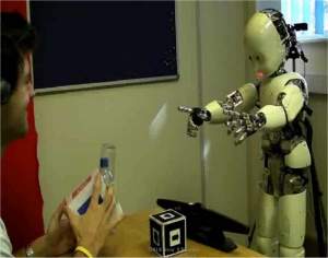 Robô-criança aprende a falar conversando com as pessoas