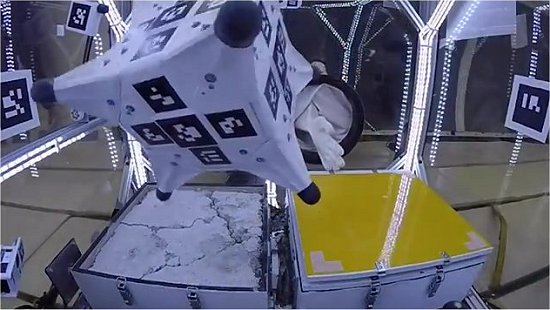 Robô Ouriço agarra-se a asteroides e cometas