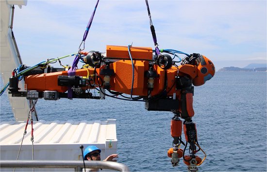 Rob humanoide caa tesouros no oceano