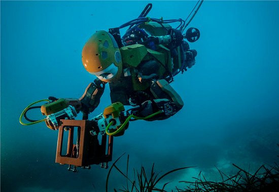 Rob humanoide caa tesouros no oceano