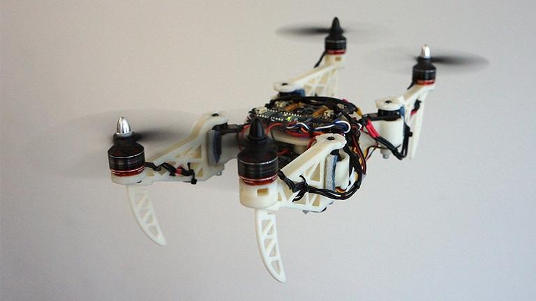 Drone muda de formato para passar por lugares estreitos