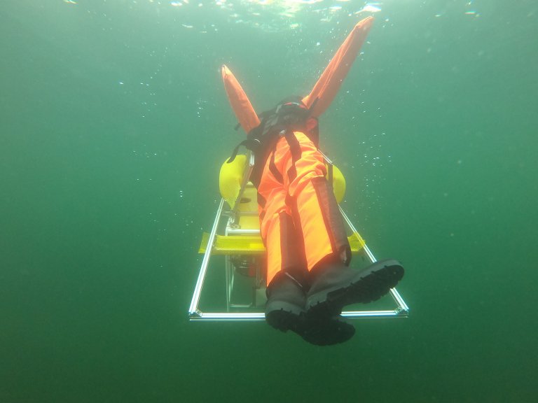 Rob salva-vidas autnomo identifica afogamento e salva pessoas sozinho