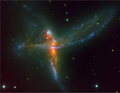 Beija-flor csmico nasce do choque de trs galxias