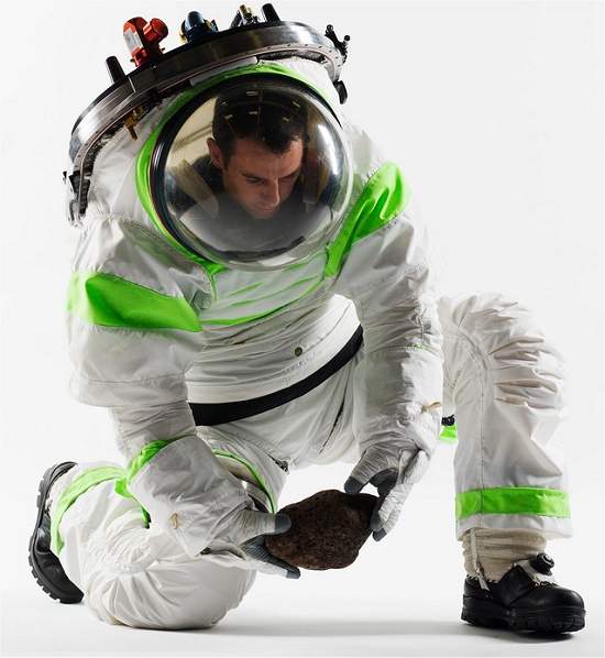 NASA apresenta sua nova roupa espacial