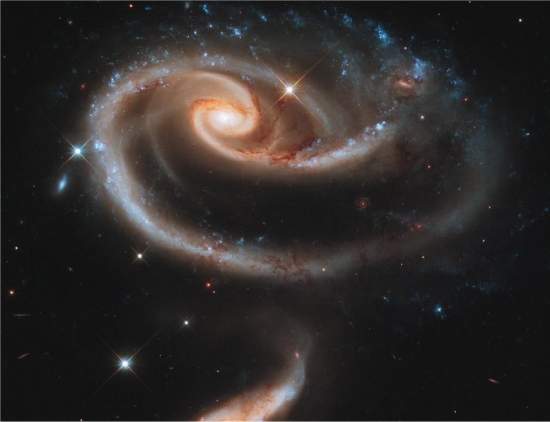 Telescópio Hubble comemora 21 anos com galáxia em formato de rosa