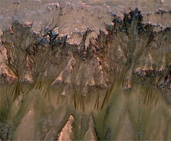 Sonda da NASA encontra indcios de gua corrente em Marte