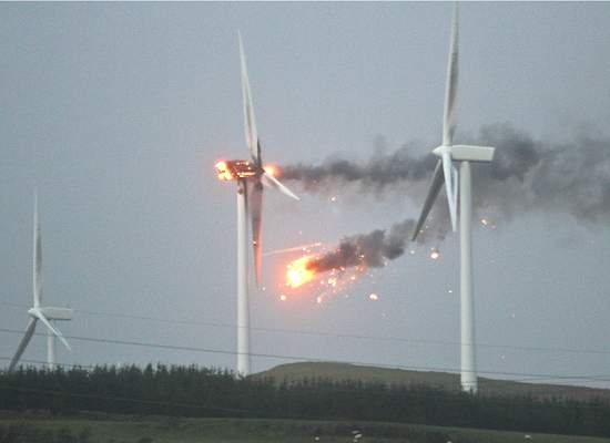 Turbina elica explode espetacularmente durante tempestade