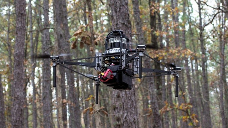 Drone autnomo voa sozinho em florestas para aproveitamento e preservao