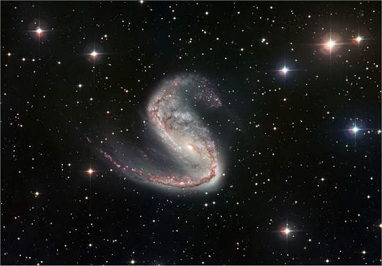 Telescpios captam imagem de galxia deformada
