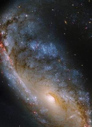 Telescpios captam imagem de galxia deformada