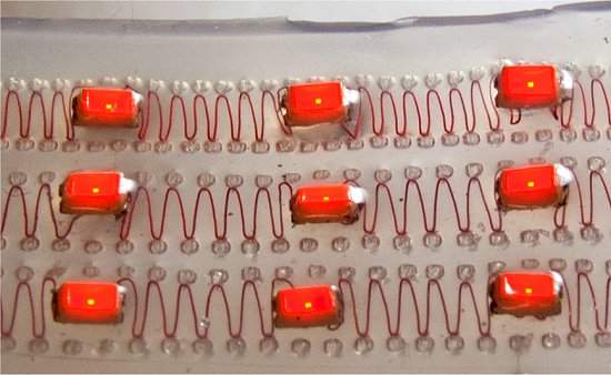 Circuitos eletrnicos flexveis feitos com mquina de costura