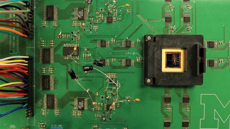 CPU no, MPU - Chip de memoristores junta memria e processamento