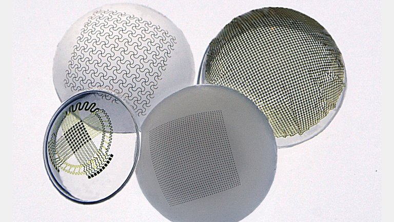Carimbo high-tech produz lentes de contato inteligentes em escala industrial