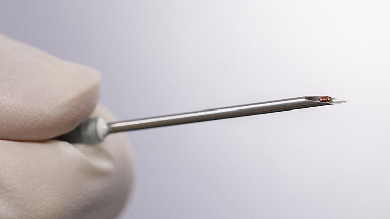 Microssensor sem bateria injetado com seringa monitora sua saúde