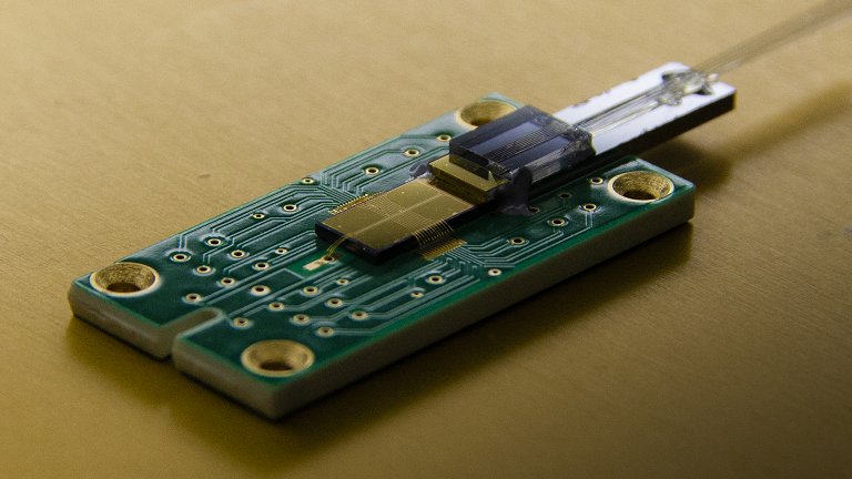 Este chip leva a luz at os qubits dos computadores qunticos