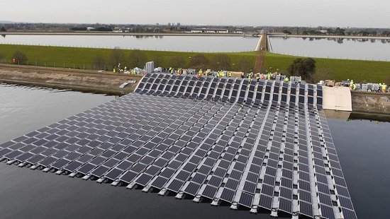 Usinas solares comeam a flutuar pelo mundo