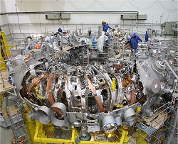 Nova esperança para reator de fusão nuclear: Sólido com veias de hélio