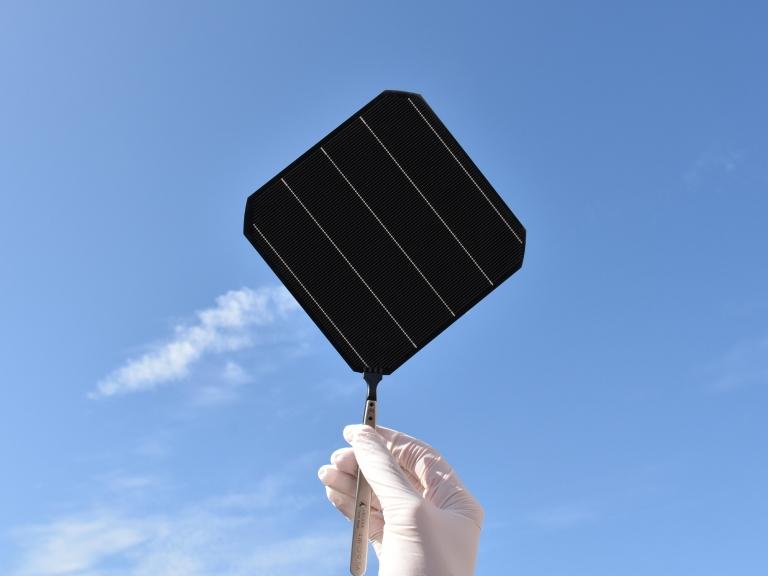 Painéis solares de silício negro chegam à fabricação industrial