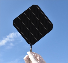 Painis solares de silcio negro chegam  fabricao industrial