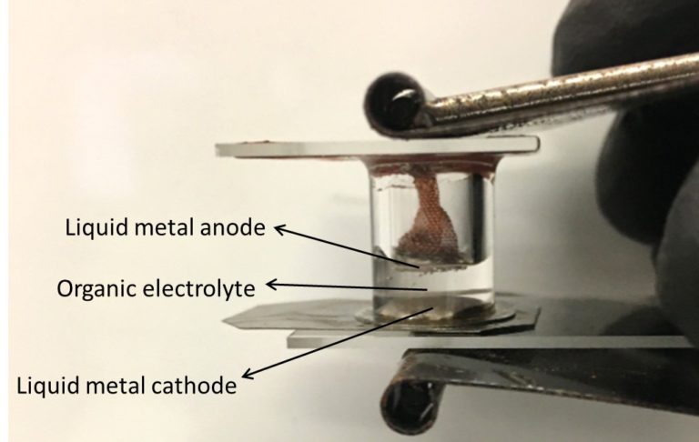 Bateria de metal líquido é nova opção para guardar energia do sol e do vento