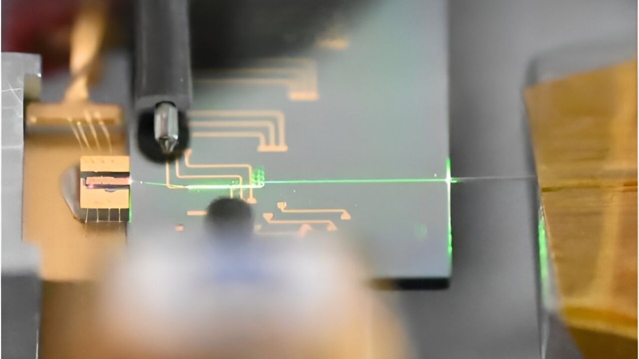Laser ultrarrápido ganhador do Nobel agora foi colocado dentro de um chip