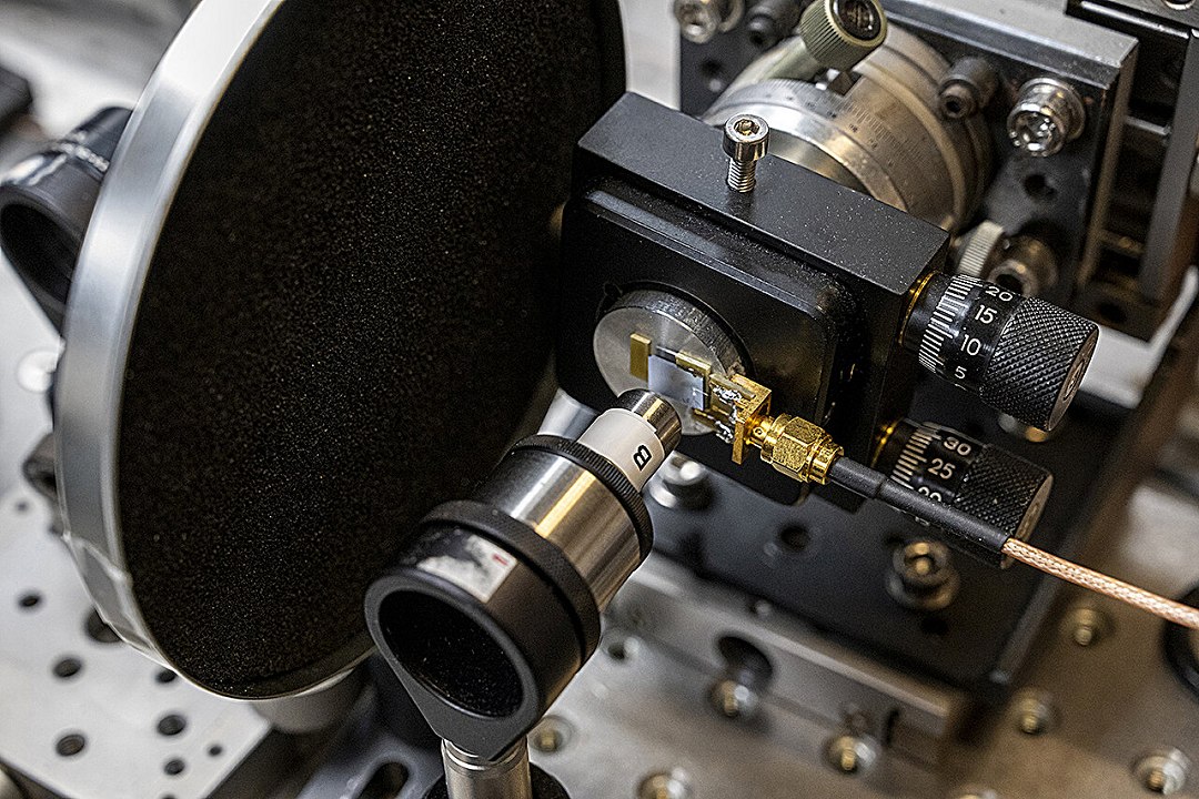 Experimento da dupla fenda com som mostra diferenas em relao  luz